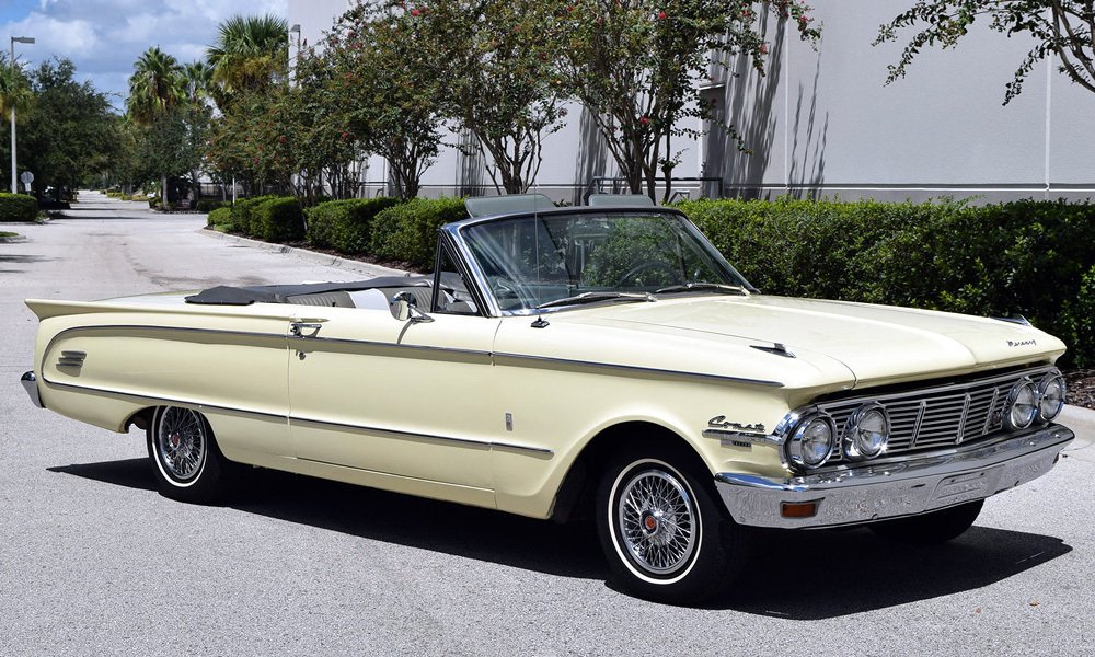 Novinkou modelového roku 1963 byly dvoudveřové kabriolety se stahovací textilní střechou.