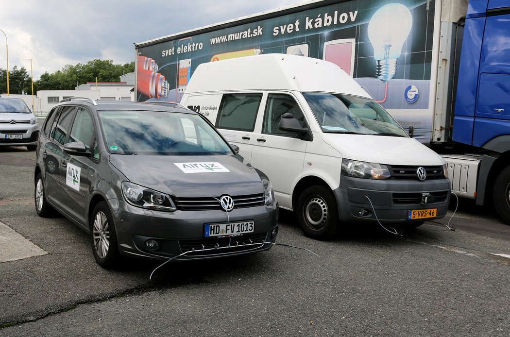 Nasávací trubice jsou vyvedeny pod autem a exhalace jímají asi půl metru nad vozovkou