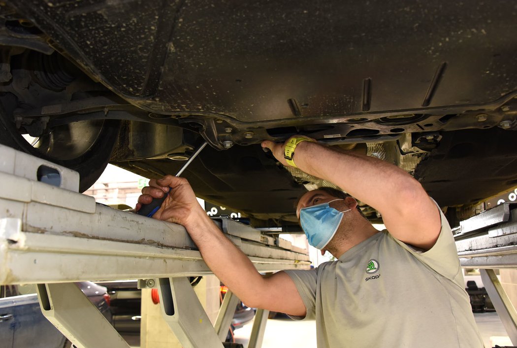 Na podvozku mechanik nenašel žádné vůle ani poškození, a tak pouze malinko hnul nápravnicí. Až budou mít tyto vozy více najeto, musí jejich majitelé počítat s tím, že geometrii lze seřídit jen na podvozku bez vůlí. Takže kamínek v čelním skle může znamenat, že budou muset dát ještě třeba 20 000 Kč do opravy podvozku.