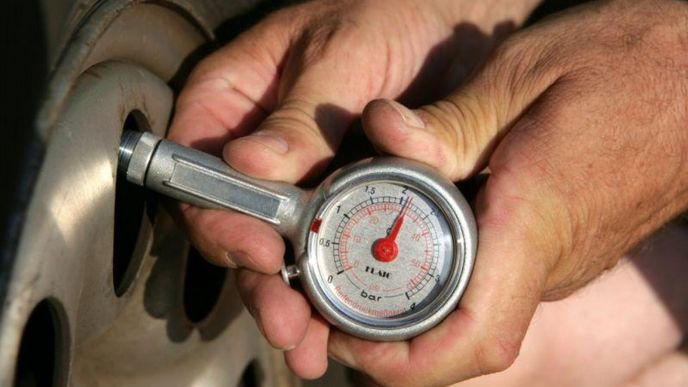Měření tlaku v pneumatikách