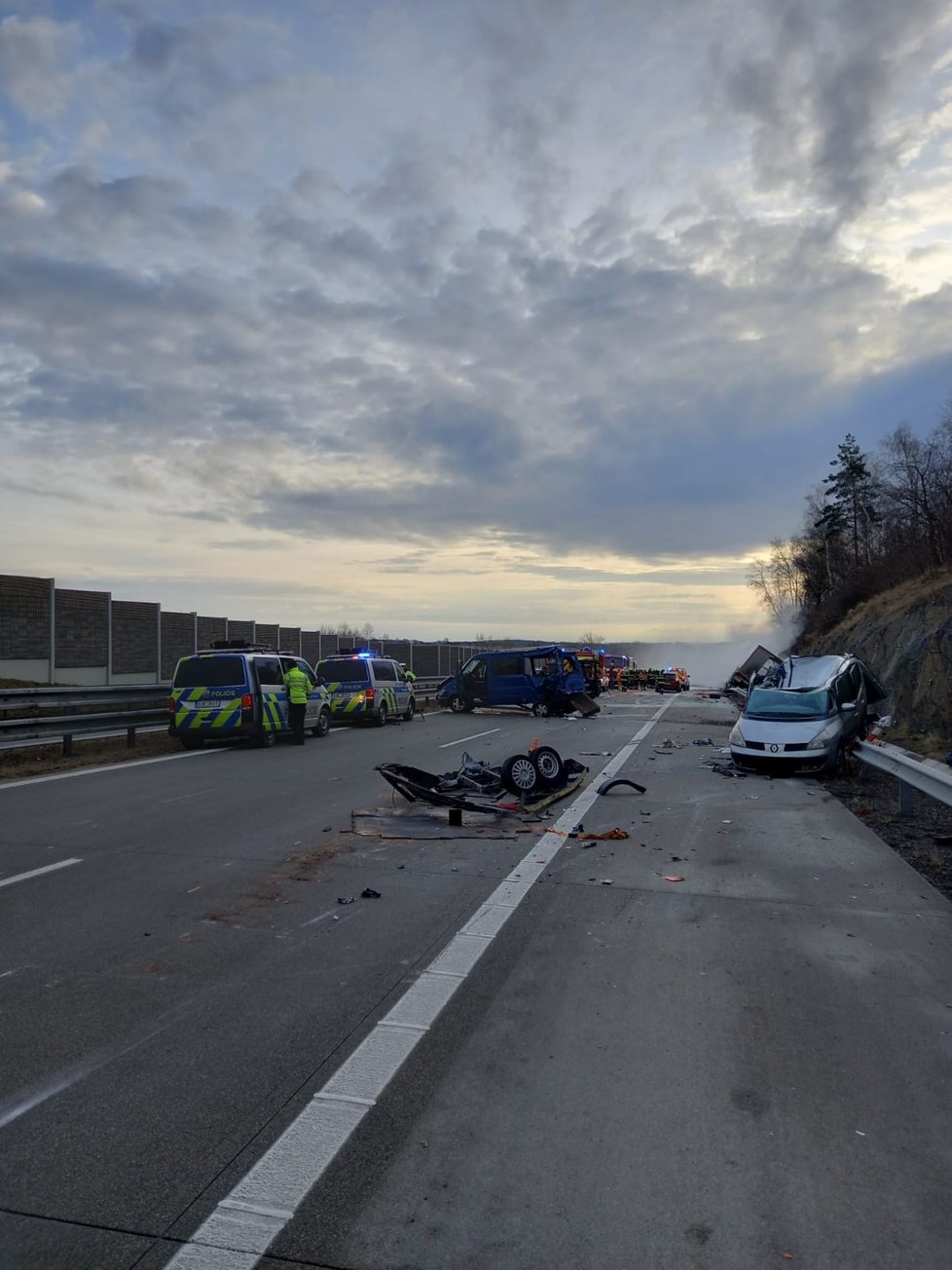 Při ranní nehodě na D1 před Měřínem zemřeli dva lidé (18. 2. 2023)
