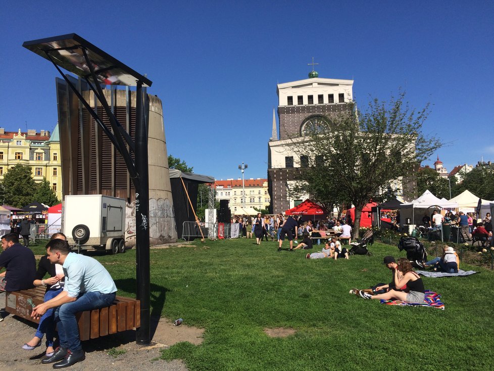 Festival Merkádo se koná na náměstí Jiřího z Poděbrad.