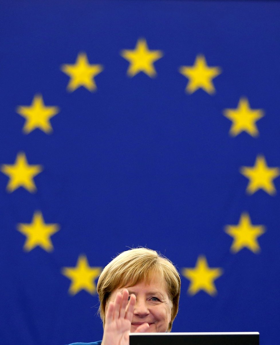 Angela Merkelová dorazila na „grilovačku“ před europoslance (13. 11. 2018)
