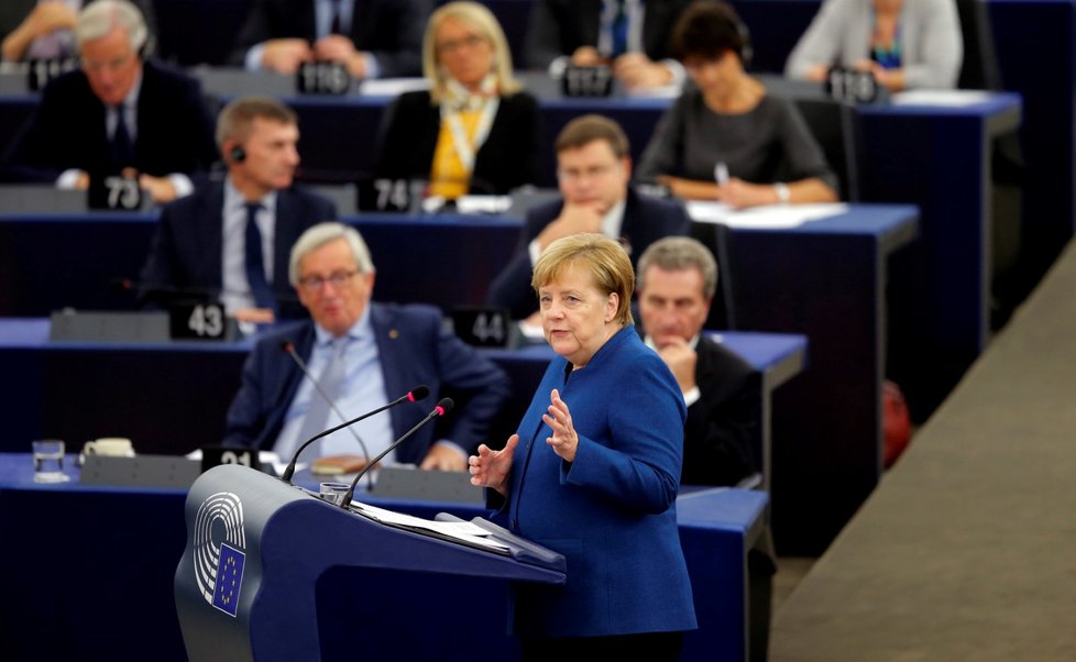 Angela Merkelová dorazila na „grilovačku“ před europoslance (13. 11. 2018)