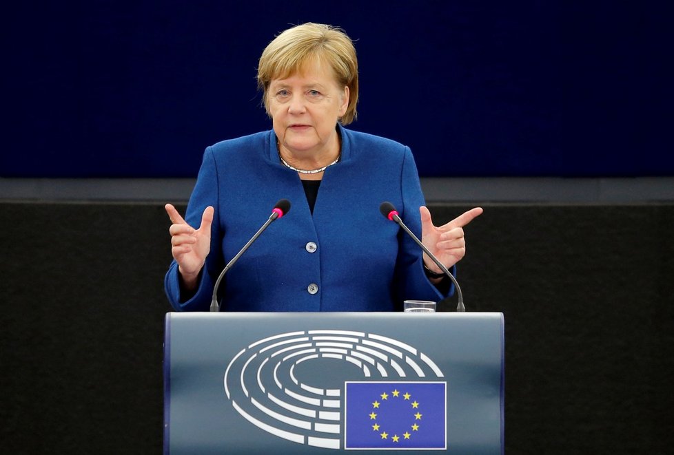 Angela Merkelová dorazila na „grilovačku“ před europoslance (13.11.2018)