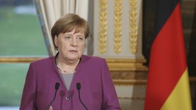 Znovuzvolená kancléřka Merkelová se v Paříži setkala s francouzským prezidentem Macronem, aby spolu prodiskutovali případ zavražděného Rusa.