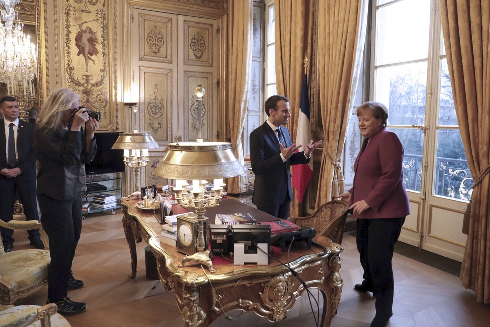 Znovuzvolená kancléřka Merkelová se v Paříži setkala s francouzským prezidentem Macronem, aby spolu prodiskutovali případ zavražděného Rusa.