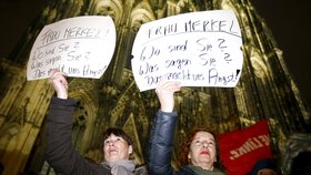 „Paní Merkelová, kde jste? Co říkáte? Máme strach!“ hlásaly kolínské ženy prostřednictvím transparentů.