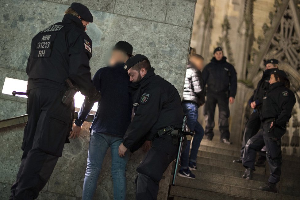 Policisté prohledávali podezřelé i na místě.