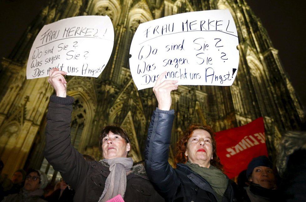 Příliv uprchlíků v Německu vyvolal řadu demonstrací.