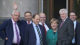 Zástupci konzervativní unie CDU/CSU, včetně kancléřky Angely Merkelové (CDU), se v poledne sešli se svobodnými demokraty (FDP), odpoledne povedou rozhovory se Zelenými.