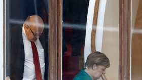 Zástupci konzervativní unie CDU/CSU, včetně kancléřky Angely Merkelové (CDU), se v poledne sešli se svobodnými demokraty (FDP), odpoledne povedou rozhovory se Zelenými.