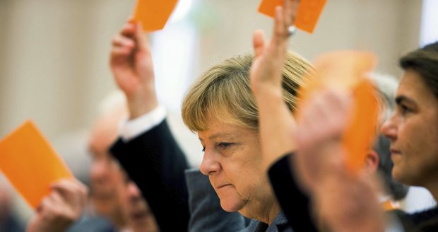 Němci se podlamují pod migračním břemenem. Merkelová chce naložit dalším státům