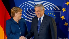 Angela Merkelová dorazila na „grilovačku“ před europoslance. Uvítal ji předseda parlamentu Antonio Tajani (13. 11. 2018)