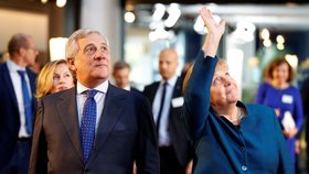 Angela Merkelová dorazila na „grilovačku“ před europoslance. Uvítal ji předseda parlamentu Antonio Tajani (13. 11. 2018)