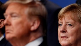 Trump a Merkel během setkání představitelů států NATO