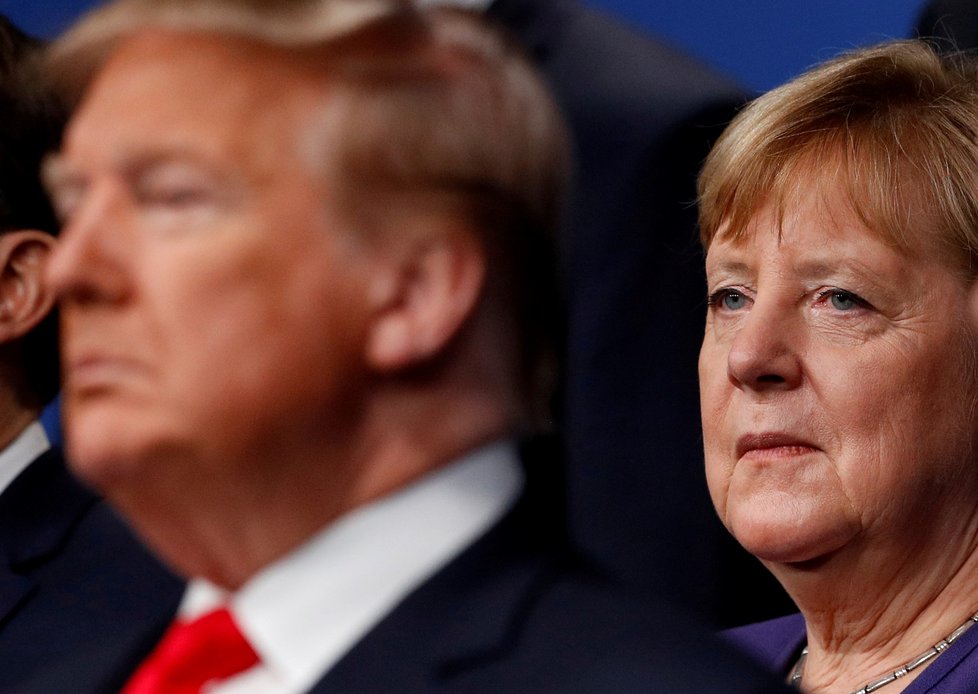 Trump a Merkel během setkání představitelů států NATO