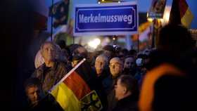 Merkelová v posledních týdnech čelí za svůj přístup k uprchlické krizi výtkám i ve vlastní straně. Kritici tvrdí, že vláda nemá dlouhodobý plán, jak problematiku běženců řešit.