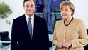 Šéf ECB Mario Draghi a německá kancléřka Angela Merkelová.