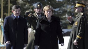 "Za poslední dny jsme zděšeni a šokováni utrpením desítek tisíc lidí při bombových útocích, a také bombovými útoky, které přicházejí z ruské strany," řekla Merkelová s odkazem na bombardování Halabu.