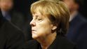 Angela Merkelová drží pietu za mrtvé.
