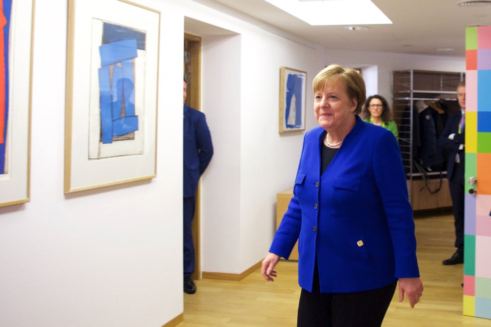 Německá kancléřka Angela Merkelová dorazila na mimořádný summit EU do Bruselu v modrém saku. Do stejné barvy se přitom oblékla také britská premiérka Theresa Mayová. (10. 4. 2019)