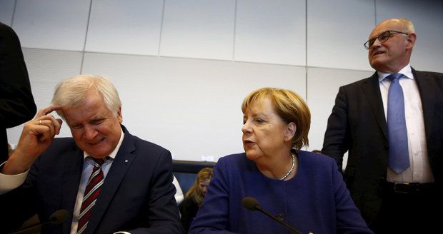 Merkelová si usmiřuje spojence. Kývla na strop pro přijímání uprchlíků