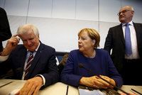 Merkelová si usmiřuje spojence. Kývla na strop pro přijímání uprchlíků