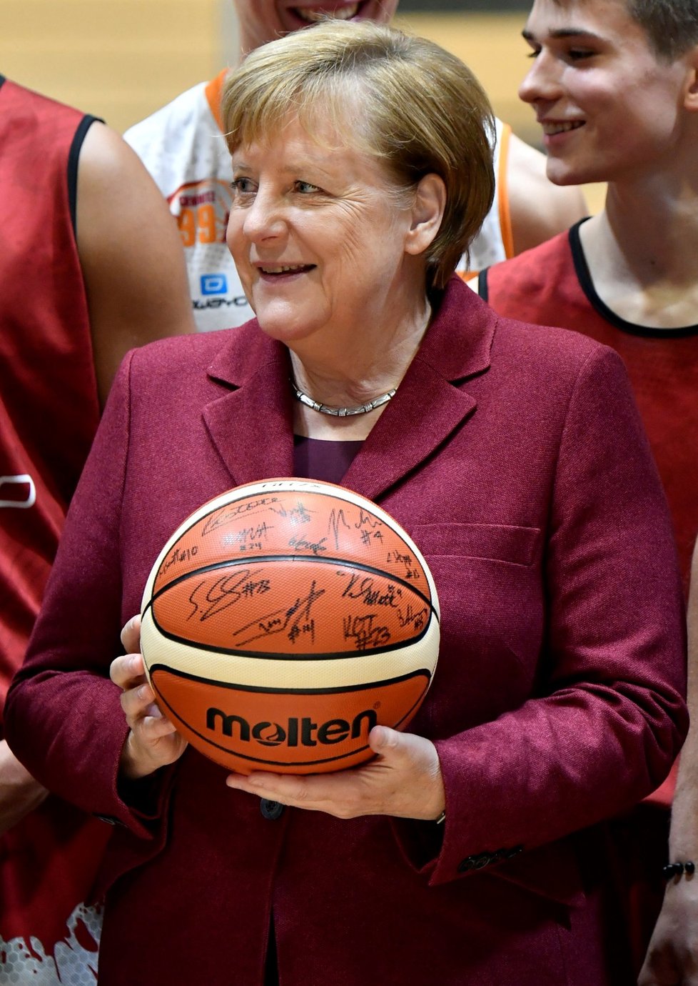 Markelová  v Chemnitzu navštívila místní basketbalový tým.