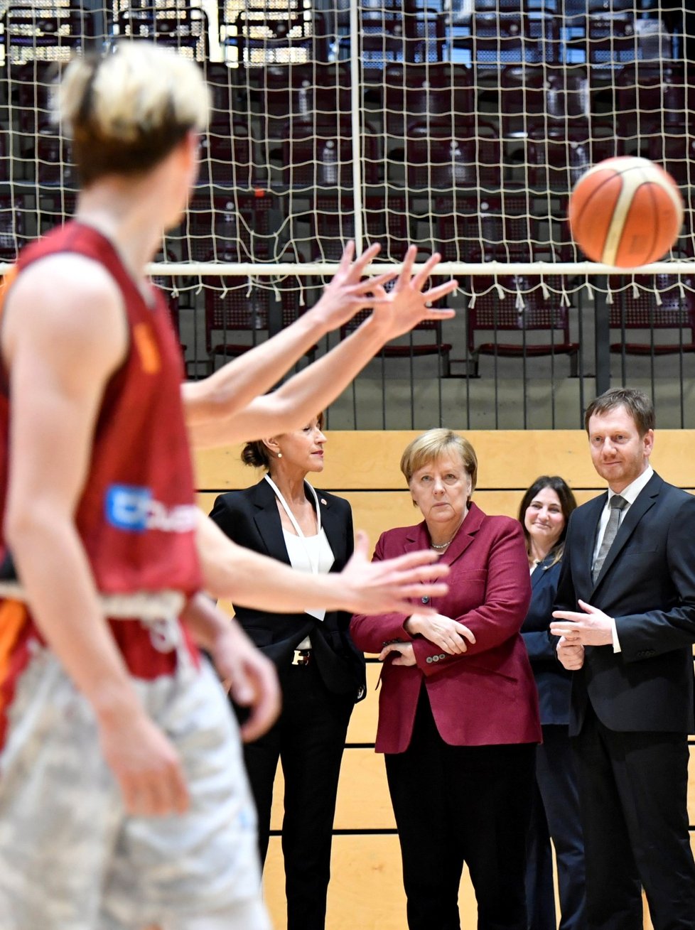 Merkelová na návštěvě saského města Chemnitzu uznala, že její vláda v migrační politice chybovala. Včas se podle ní nezajímala o země původu migrantů.