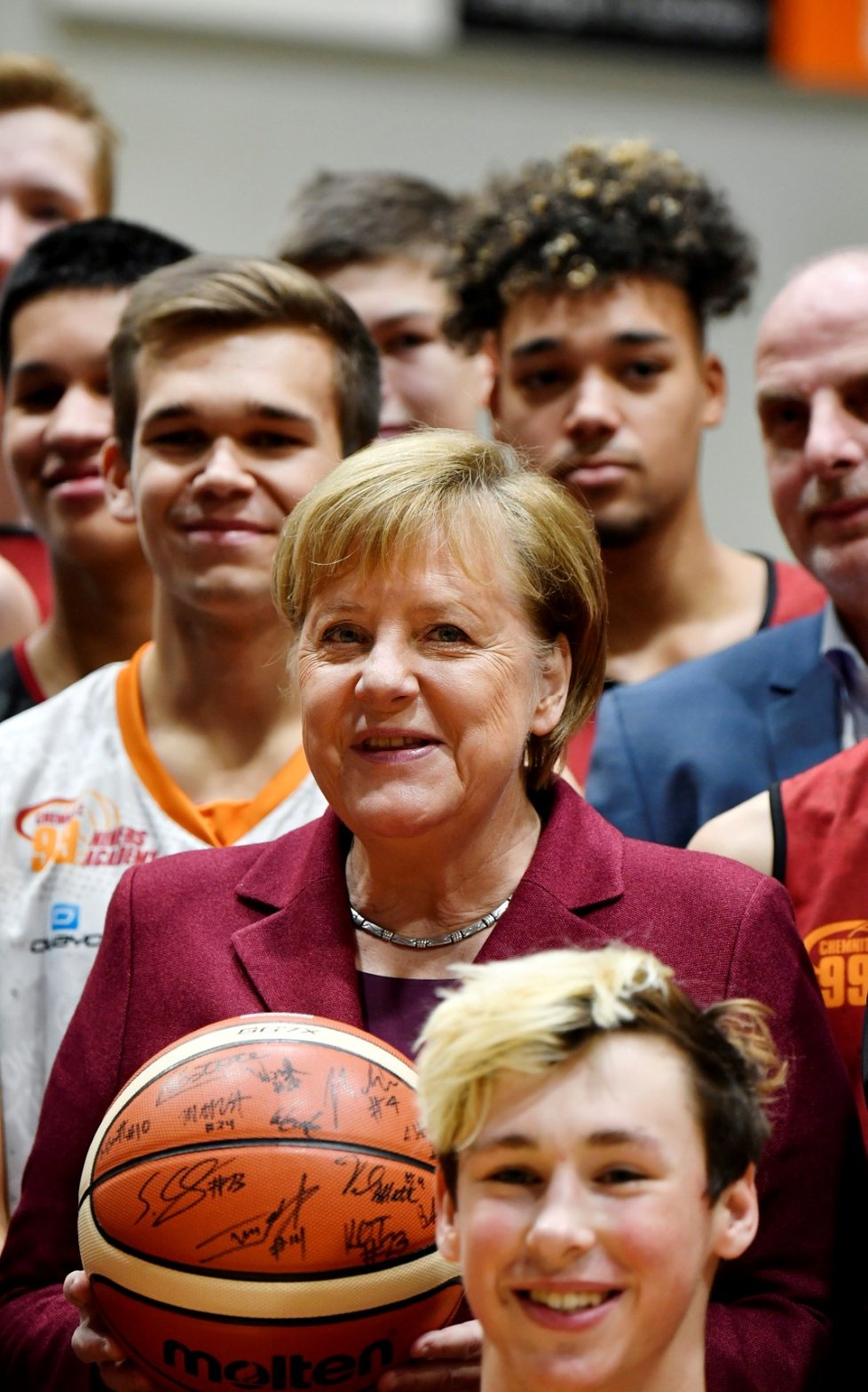 Merkelová na návštěvě saského města Chemnitzu uznala, že její vláda v migrační politice chybovala. Včas se podle ní nezajímala o země původu migrantů.