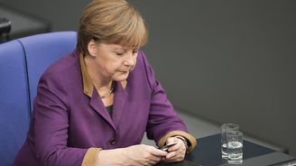Angela Merkelová si podle průzkumů nevede špatně. Hůř je na tom (s fakty) komentátor Jefim Fištejn