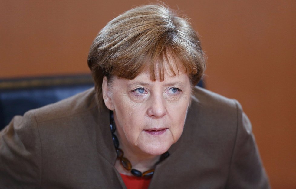 Angela Merkelová na sjezdu sesterské CSU: Příliv uprchlíků musíme omezit.