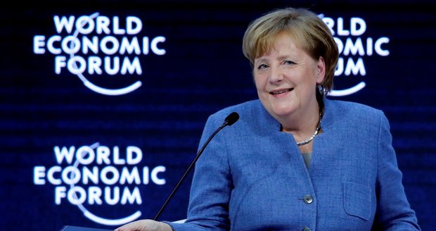 Izolace není cestou vpřed, varovala Merkelová v Davosu. Státy podle ní musí spolupracovat