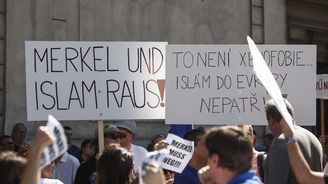 Merkel und islam raus! Před Úřadem vlády demonstrovali lidé proti německé kancléřce