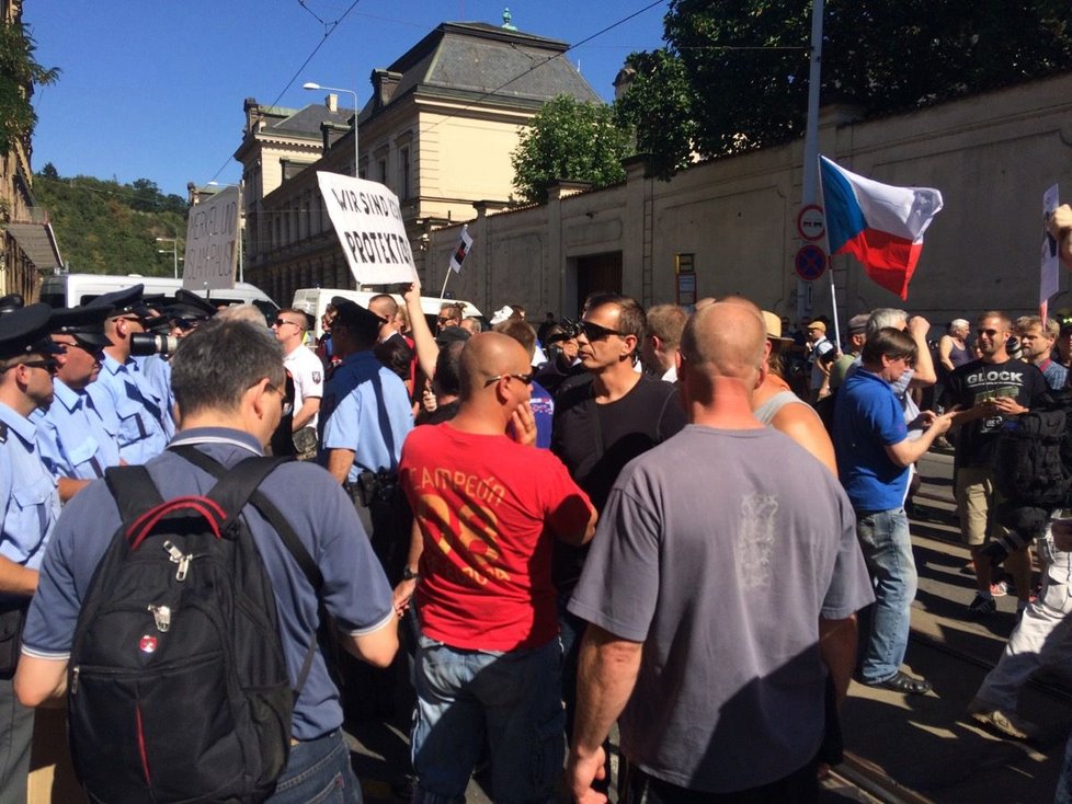 Demonstranti před Úřadem vlády