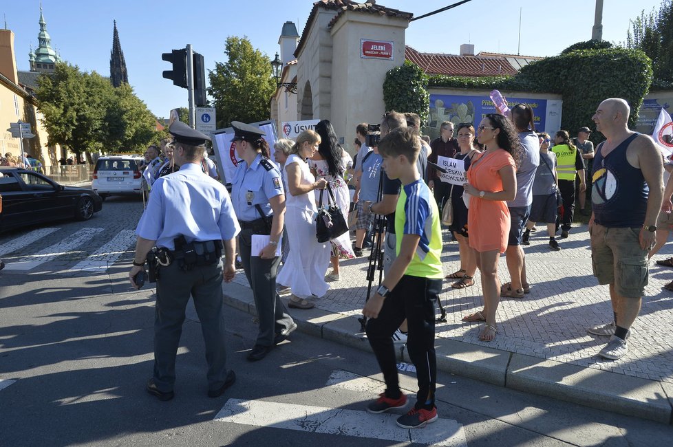 Další demonstrace se konají nedaleko Pražského hradu.