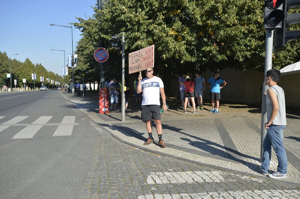 Další demonstrace se konají nedaleko Pražského hradu.