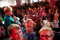 Merkelová s dětmi řešila slony, internet i změny klimatu. Pak s nimi i tančila
