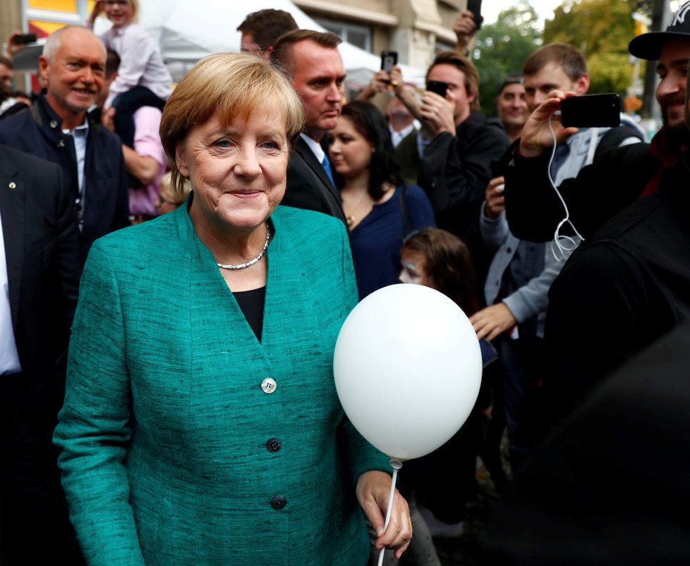 Merkelová v Berlíně mluvila s dětmi o zvířatech i digitalizaci, pak s nimi i tančila.