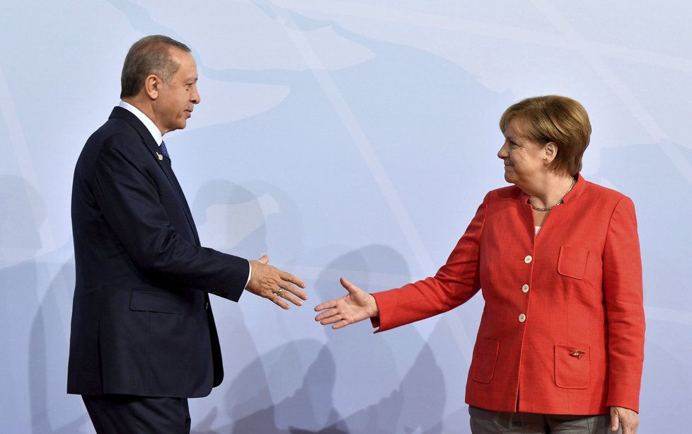 Panují mezi Merkelovou a Erdoganem napjaté vztahy? Merkelová Turecko v EU nechce, oznámila to na předvolební debatě (2017).