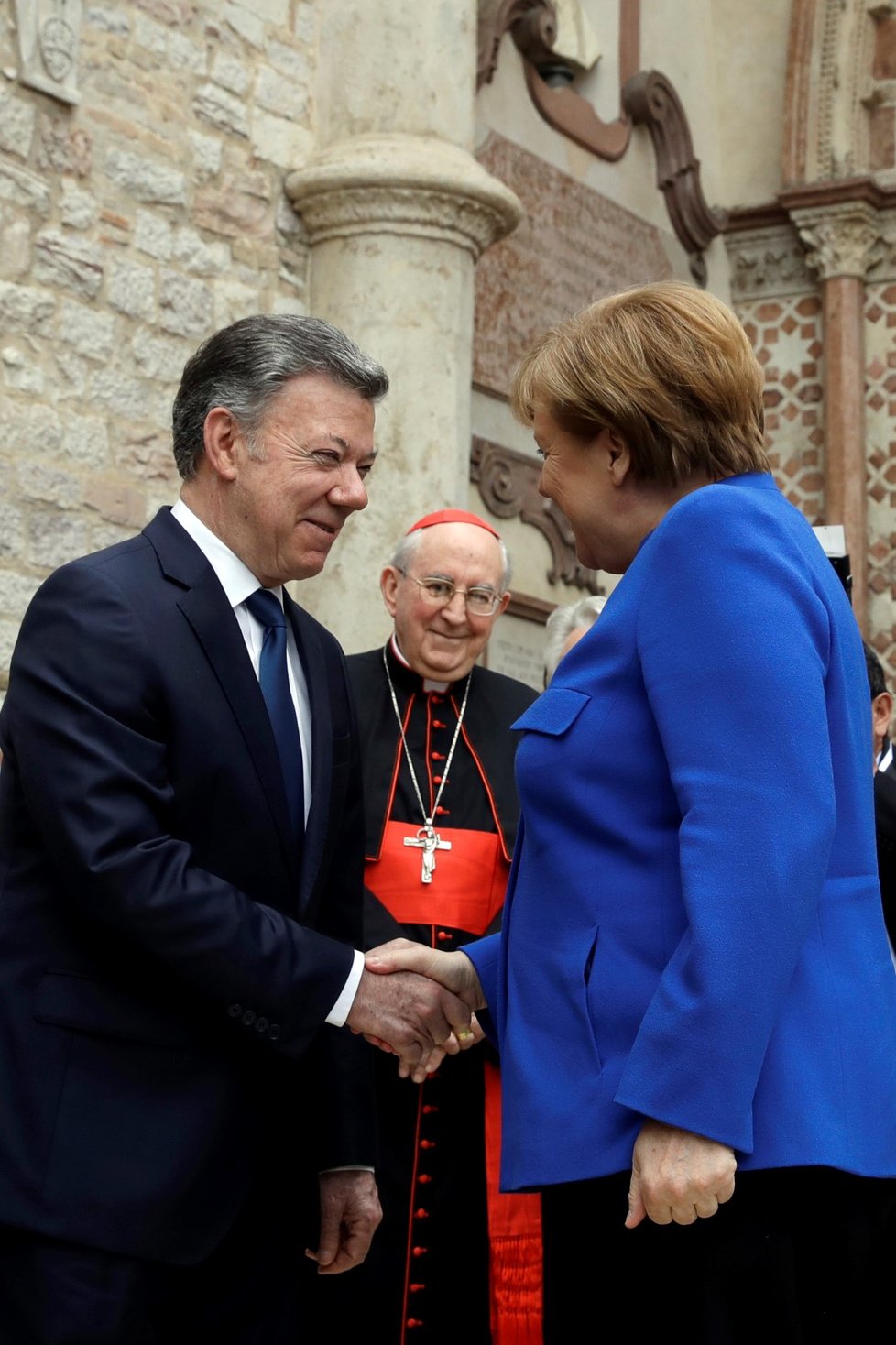 Cenu kancléřce předal prezident Kolumbie Juan Manuel Santos, který je držitelem Nobelovy ceny za mír