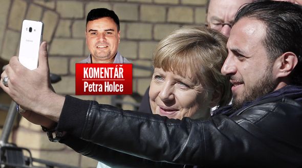 Německá kancléřka Angela Merkelová loni při focení selfie s uprchlíky a komentátor Petr Holec