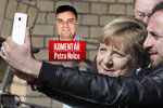 Německá kancléřka Angela Merkelová loni při focení selfie s uprchlíky a komentátor Petr Holec