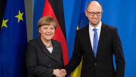 Kancléřka Německa Merkelová se dohodla s ukrajinským premiérem Jaceňukem na finanční injekci pro Ukrajinu.