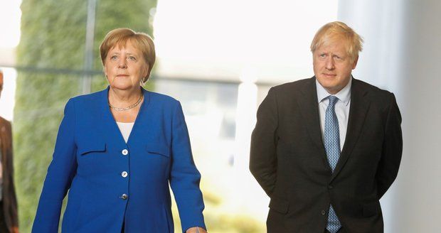 Johnson řekl Merkelové, že chce brexit s dohodou. Vadí mu ale irská pojistka