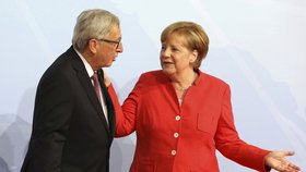 Předseda Evropské komise Jean-Claude Juncker s Angelou Merkelovou