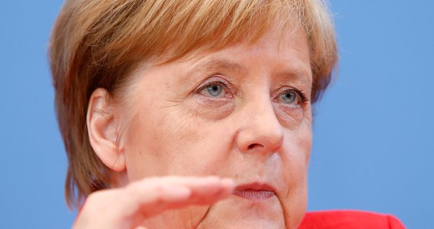 Z Merkelové se stává „chromá“ kachna, rýpl si Zahradil do předání moci v Berlíně