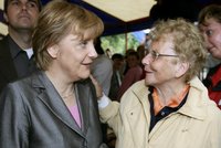Merkelová v Bruselu přemáhá slzy. Kancléřce zemřela milovaná matka (†90)