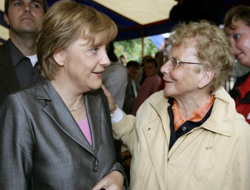 Německé kancléřce Angele Merkelové zemřela matka. Herlind Kasnerové bylo 90 let